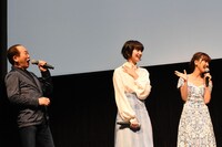 サプライズに驚く小松菜奈（中央）。