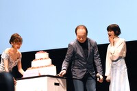 サプライズに驚く小松菜奈（右）。