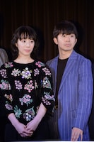 左から夏帆、太賀。