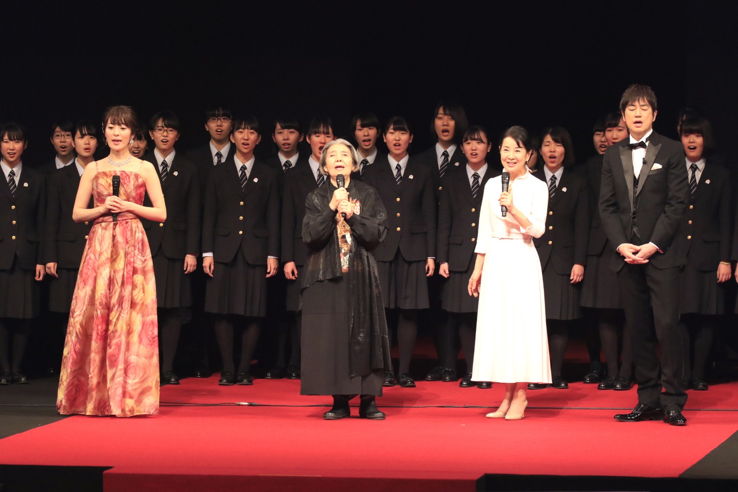 「北海道150年キックオフ特別イベント・キタデミー賞」の様子。樹木希林（中央左）と吉永小百合（中央右）。