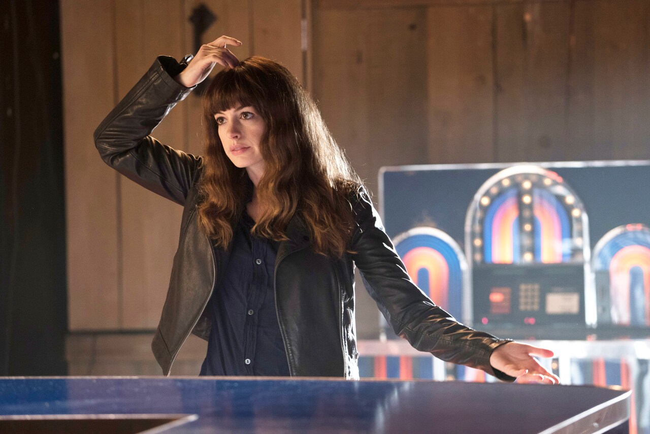 アン・ハサウェイが巨大怪獣を操る!?極端な映画を集めたオールナイト上映企画