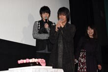 ケーキの登場に驚く渡邉剣（左）、天野浩成（中央）、谷本佳織（右）。