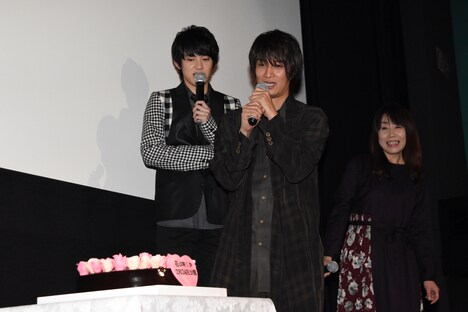 ケーキの登場に驚く渡邉剣（左）、天野浩成（中央）、谷本佳織（右）。