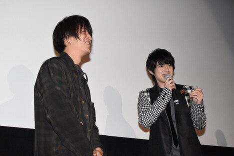 渡邉剣（右）にケーキを食べさせてもらうのを楽しみに待つ天野浩成（左）。