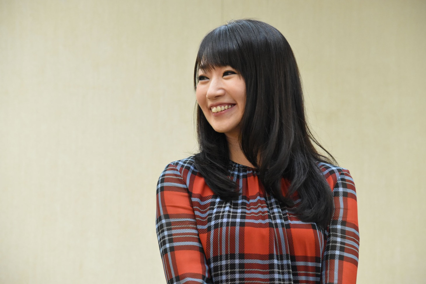 みきゃんを見て笑顔になる水樹奈々。