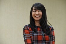 みきゃんを見て笑顔になる水樹奈々。