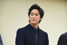 みきゃんを見て笑顔になる佐野岳。