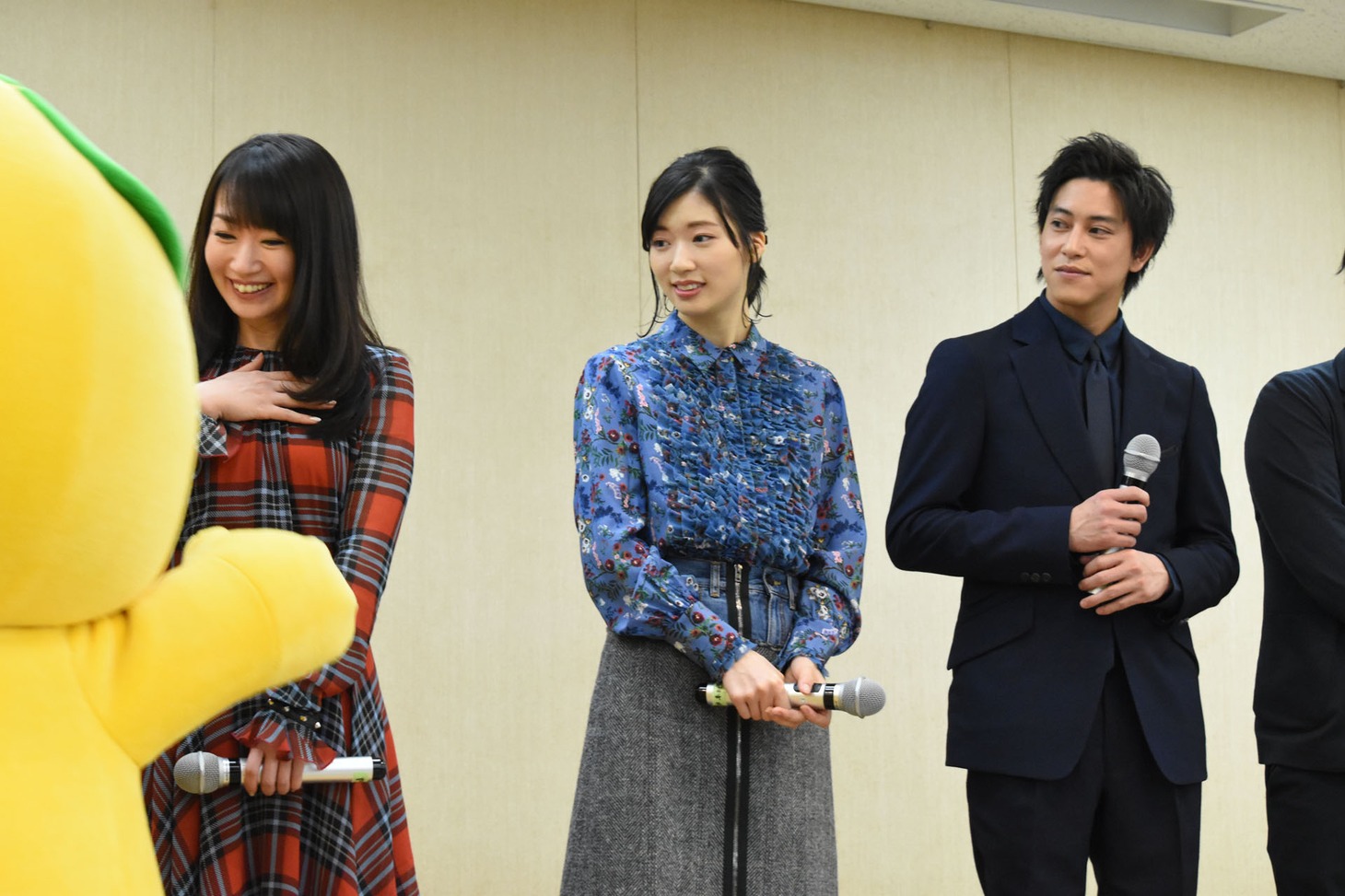 みきゃんと握手する水樹奈々（後列左）。