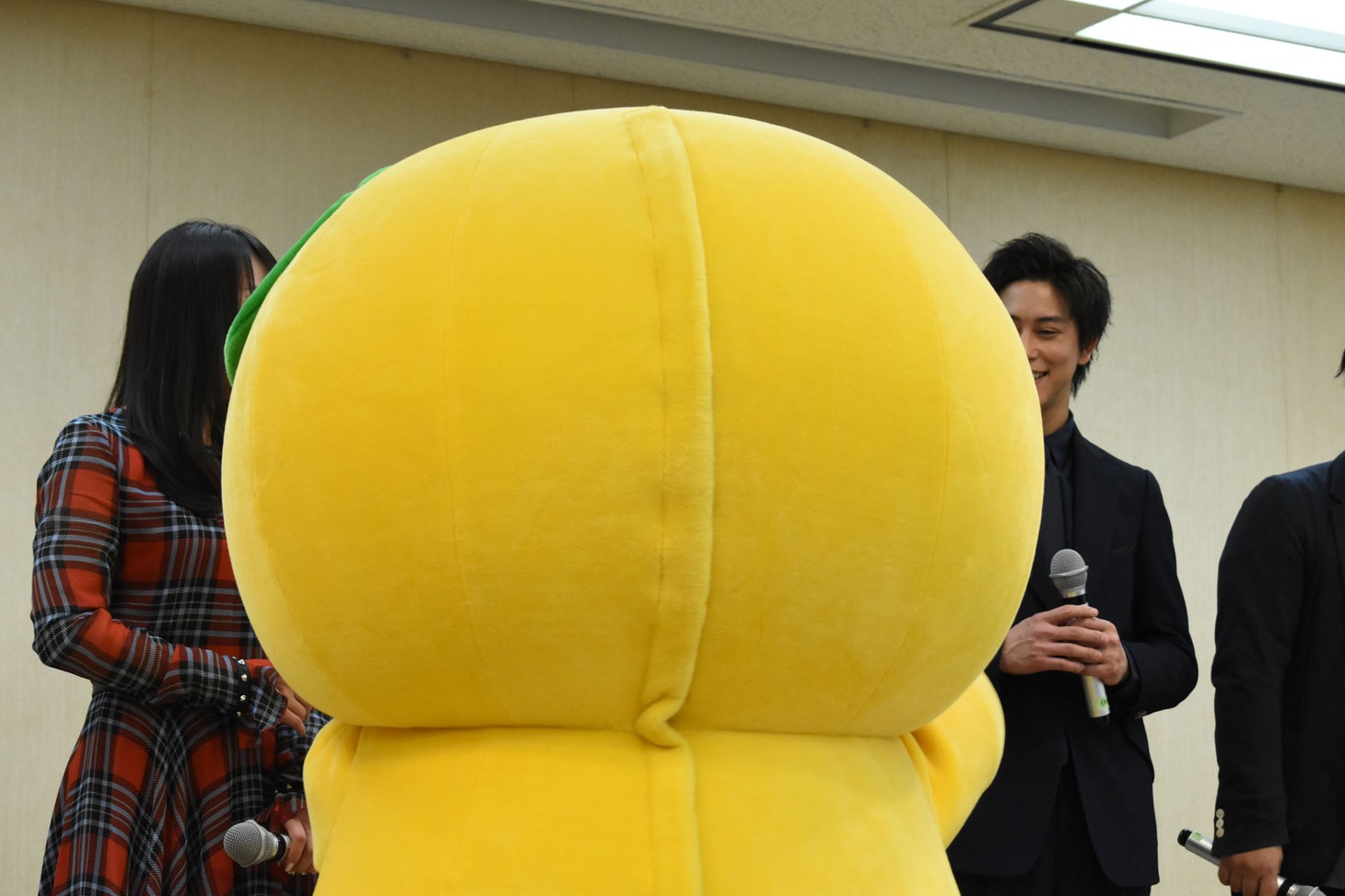 キャストたちと握手するみきゃん（手前）。