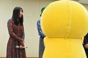 キャストたちと握手するみきゃん（手前）。