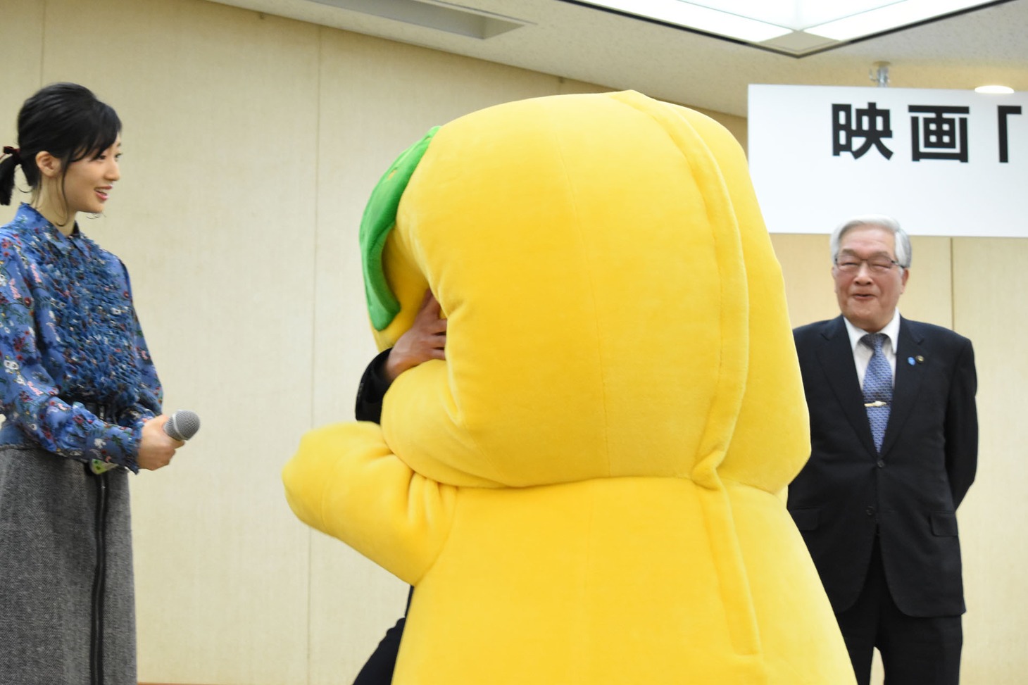 みきゃん（手前）を抱きしめる佐野岳（後列中央）。