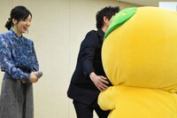 みきゃん（手前）を抱きしめた佐野岳（後列右）。