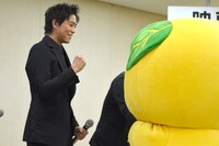 左から佐野岳、みきゃん。