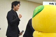 左から佐野岳、みきゃん。