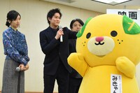 みきゃんの頭をなでる佐野岳。