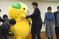 みきゃんがステージに上がるのを手伝う佐野岳（前列右）。