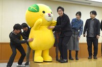 みきゃんがステージに上がるのを手伝う佐野岳（前列右）。