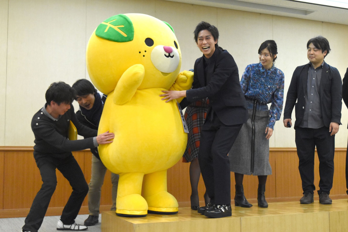 みきゃんがステージに上がるのを手伝う佐野岳（前列右）。