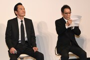 田口からの手紙を読む大杉漣（右）と、聞き入る遠藤憲一（左）。
