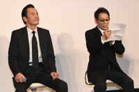田口からの手紙を読む大杉漣（右）と、聞き入る遠藤憲一（左）。