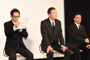 田口からの手紙を読む大杉漣（左）と、聞き入る松重豊（中央）、光石研（右）。