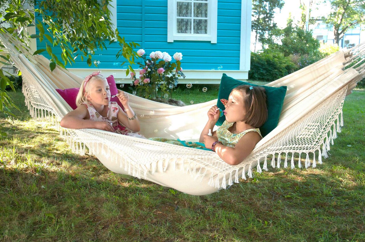 フィンランド絵本「オンネリとアンネリのおうち」実写化、少女2人の楽しい生活