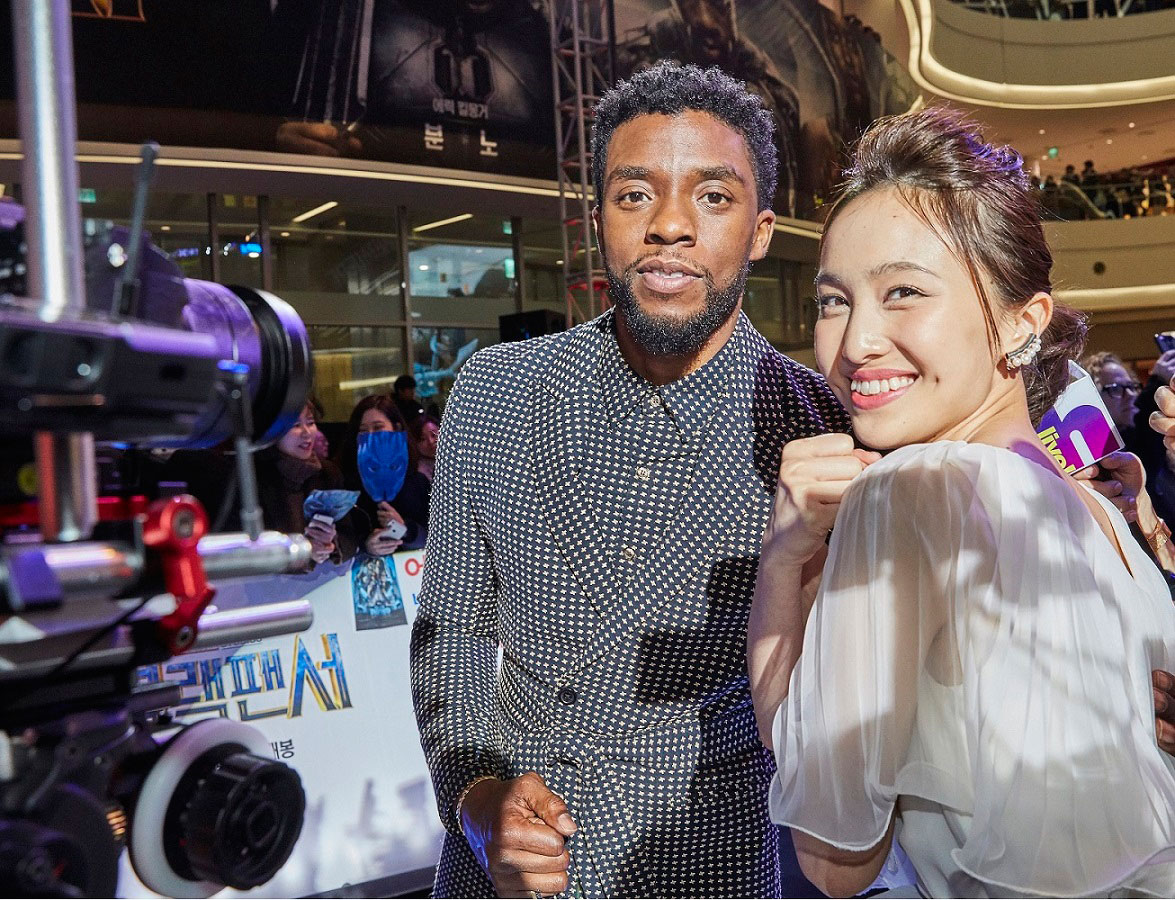 「ブラックパンサー」韓国プレミアにて、左からチャドウィック・ボーズマン、百田夏菜子。