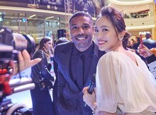 「ブラックパンサー」韓国プレミアにて、左からマイケル・B・ジョーダン、百田夏菜子。