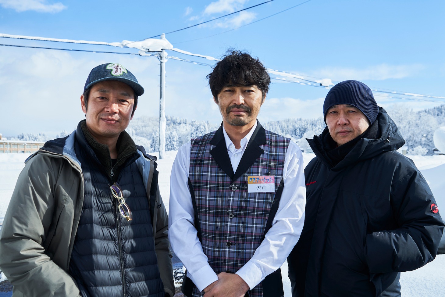 「愛しのアイリーン」撮影現場にて、左から吉田恵輔、安田顕、新井英樹。