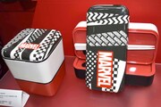 MARVELロゴをあしらった弁当箱。