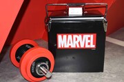 MARVELロゴをあしらったクーラーボックス。