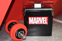 MARVELロゴをあしらったクーラーボックス。