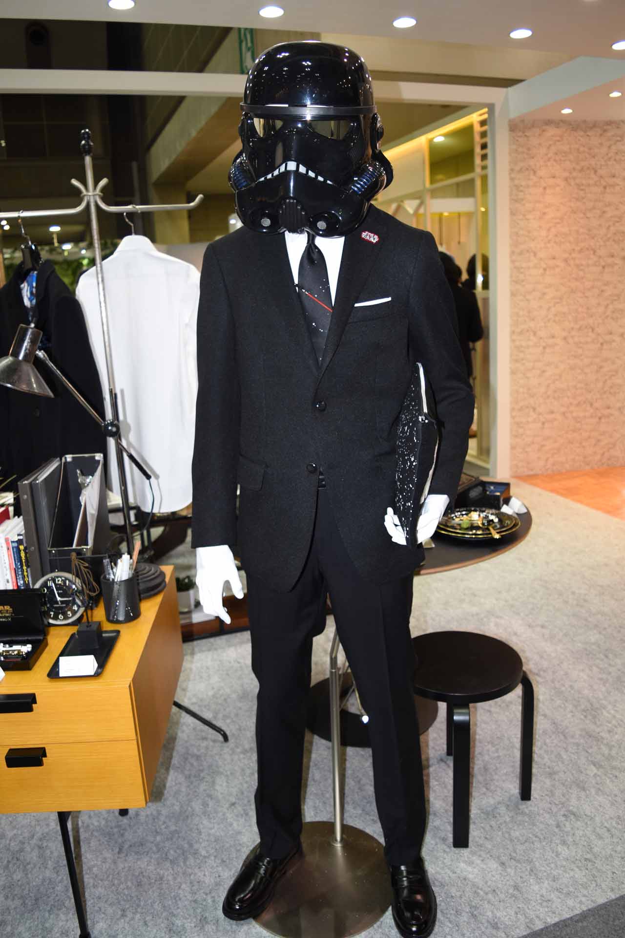 スーツを着た黒いストームトルーパー。 - 90周年ミッキー、スター