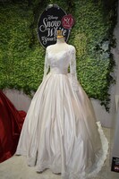 「白雪姫」がモチーフのウエディングドレス。