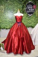 「白雪姫」がモチーフのドレス。