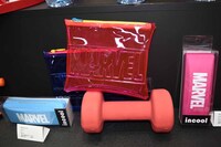 MARVELロゴをあしらったクリアポーチと眼鏡ケース。