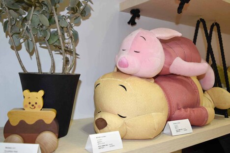 くまのプーさんとピグレットのぬいぐるみ。