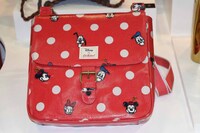 ミッキーマウスたちをあしらったバッグ。