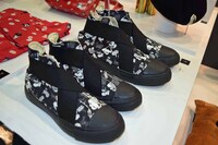 ミッキーマウスのスニーカー。