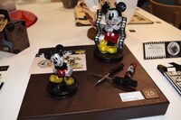 スワロフスキーをあしらったミッキーマウスのフィギュア。