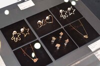 ミッキーマウスとミニーマウスがモチーフのアクセサリー。