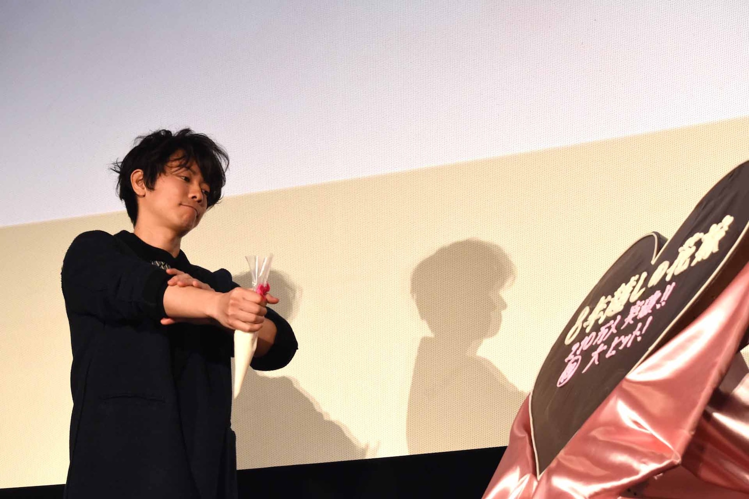腕をまくる佐藤健。
