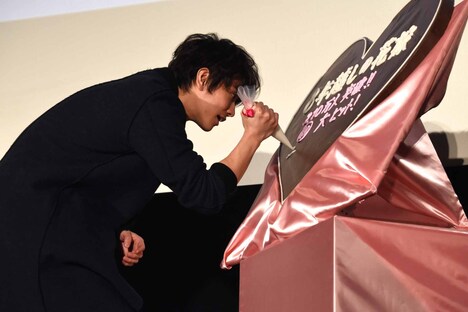 巨大なチョコレートにメッセージを書く佐藤健。