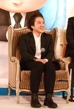 大きな椅子に腰掛けるムロツヨシ。