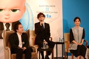 左からムロツヨシ、山寺宏一、芳根京子。