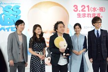 カメラマンから「ボスっぽく」と注文が飛び出し、大げさに聞き返すムロツヨシ（中央）。