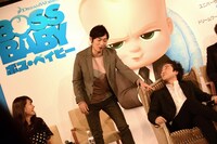 「偉そうに見られたくない」と言いつつわざと深く腰掛けるムロツヨシ（右）に「それは偉そうや！」とツッコむNON STYLE石田（中央）。