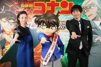 「真実はいつも一つ！」のポーズを決める上戸彩（左）、江戸川コナン（中央）、博多大吉（右）。