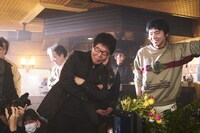 「素敵なダイナマイトスキャンダル」メイキングカット。左から末井昭、柄本佑。