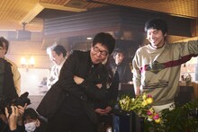 「素敵なダイナマイトスキャンダル」メイキングカット。左から末井昭、柄本佑。